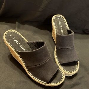 Wedge sandal by TOMS! Women’s size 9 never been warn.